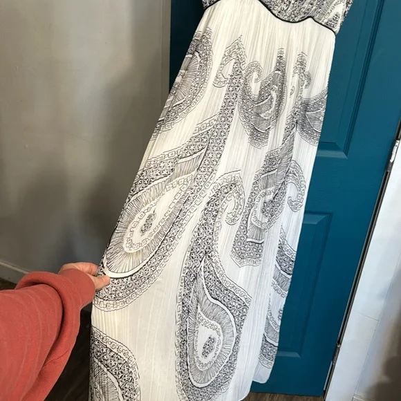 White House Black Market pleated maxi - 16 - Picture 5 of 9